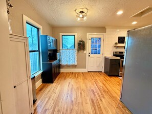 Frigorífico, microondas, horno y placa de cocina