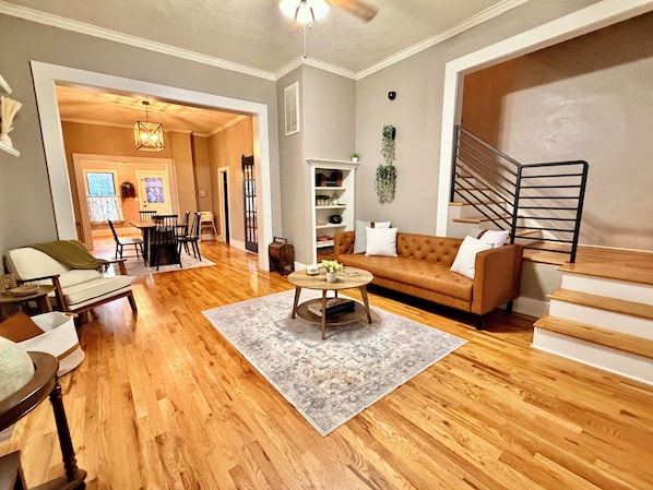 Una Smart TV, un reproductor estéreo