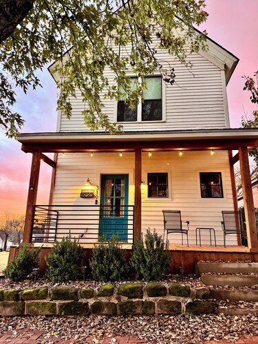 Pearl's Place - A Historic, Red-Brick Street Gem