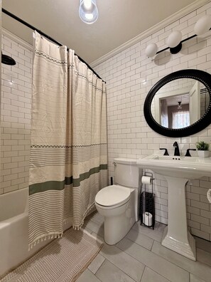 Sèche-cheveux, serviettes fournies, savon, papier toilette