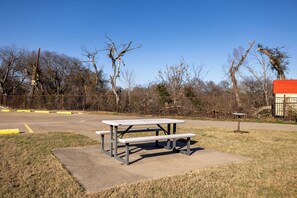 Outdoor dining - Western Inn (Cleburne)