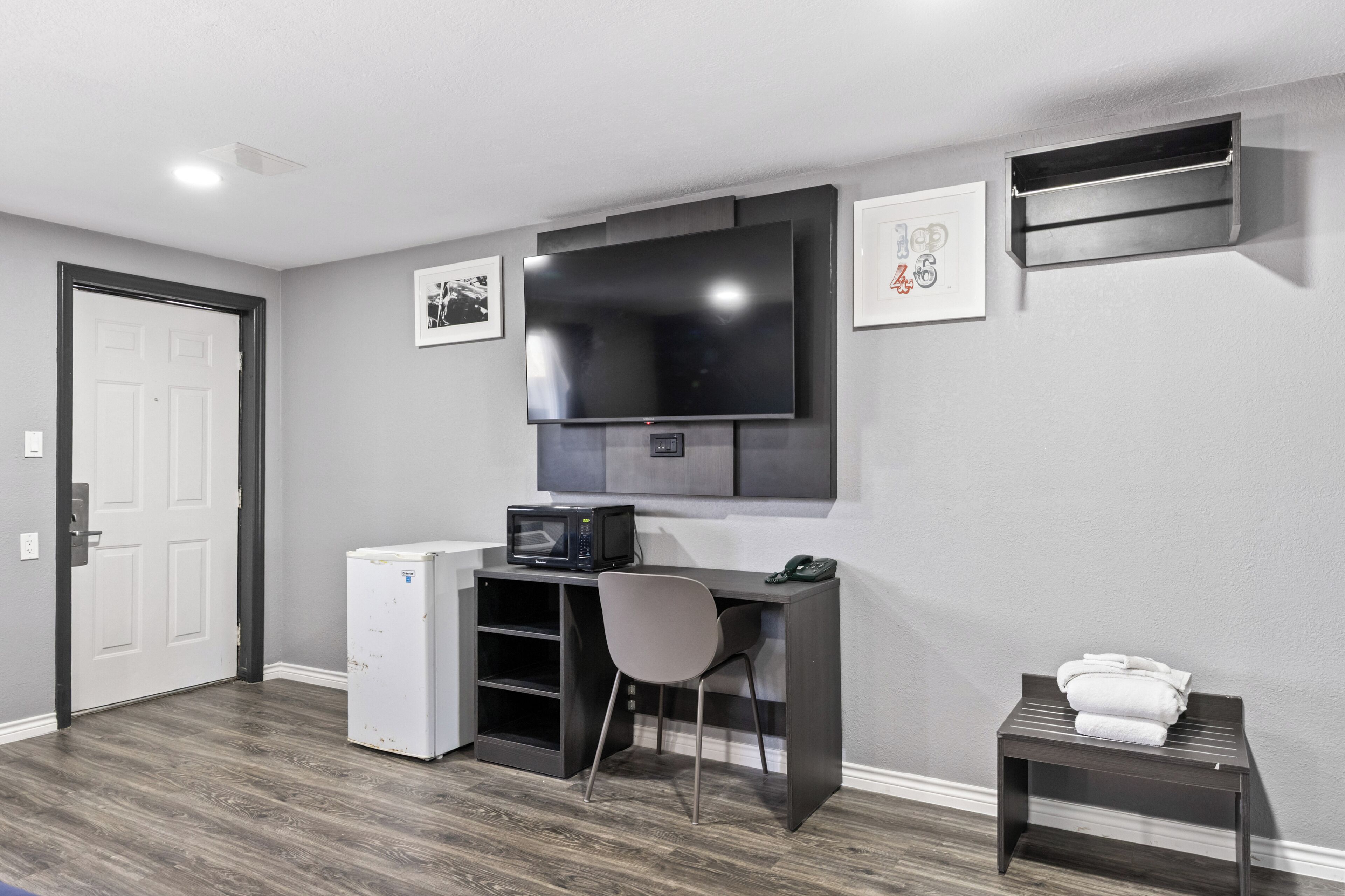 办公桌、免费 WiFi