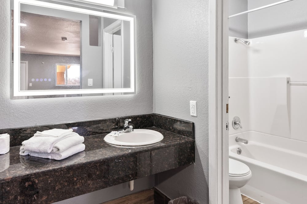 Western Inn by Capital O Cleburne TX - Covington, TX