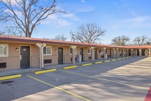 Free self-parking - Western Inn by Capital O Cleburne TX (Cleburne)