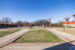 Exterior - Western Inn by Capital O Cleburne TX (Cleburne)