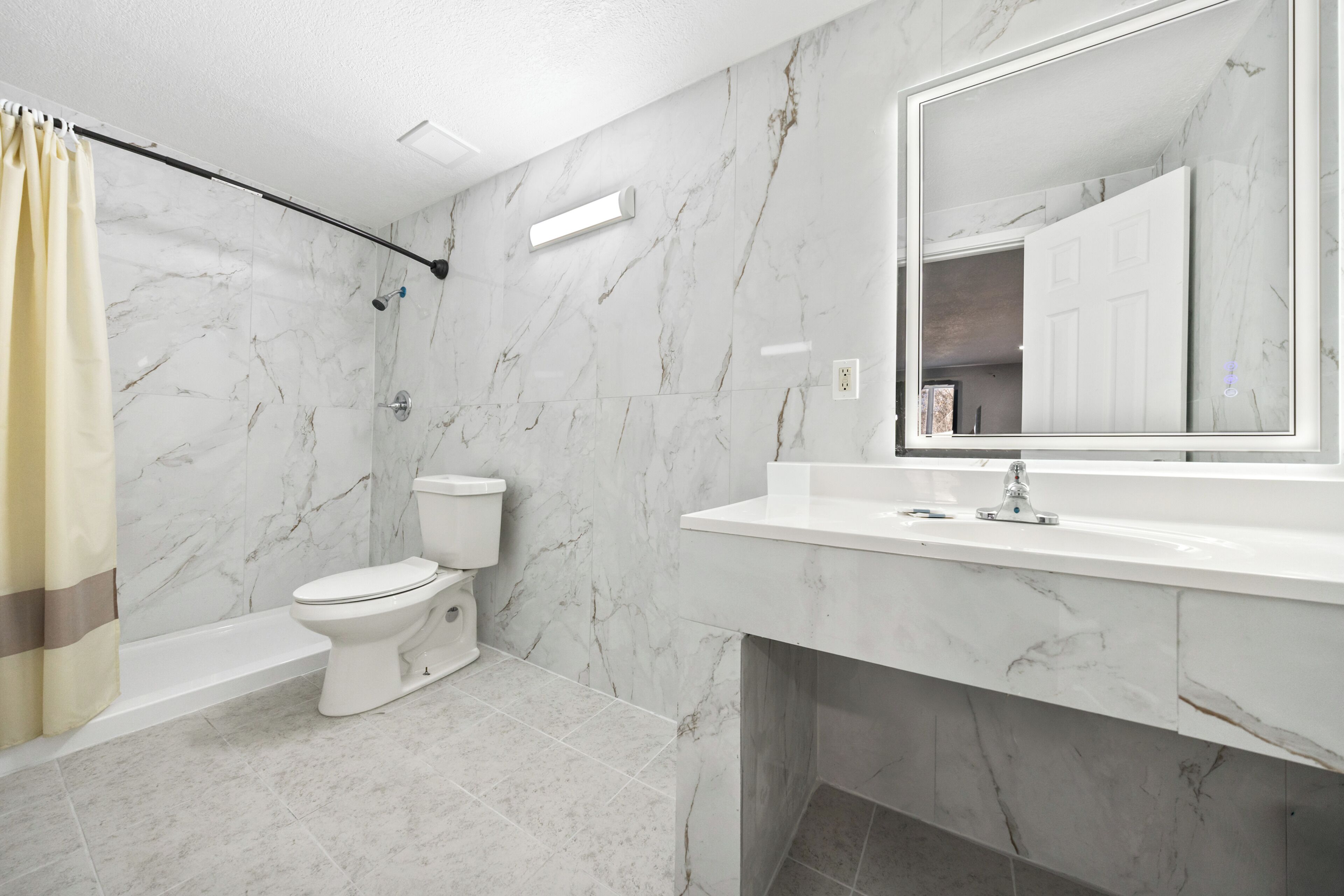 Ein Badezimmer mit Toilette, Dusche und Waschbecken.
