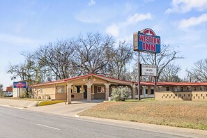 Property entrance - Western Inn by Capital O Cleburne TX (Cleburne)