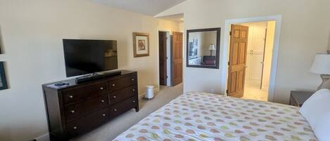 3 soverom, skrivebord, reiseseng for barn og wi-fi