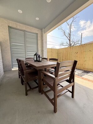 تناول الطعام بالخارج