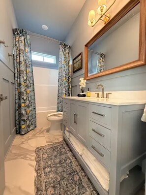 Hair dryer, towels, soap, toilet paper - The Grand Magnolia - Entire home in Baton Rouge, Louisiana (Baton Rouge)