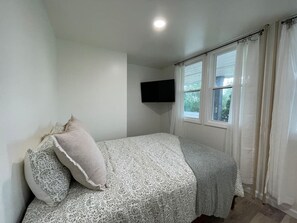 Desk, iron/ironing board, WiFi, bed sheets - Luxe Studio near SPAC & Racetrack (Round Lake)