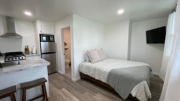 Työpöytä, silitysrauta/-lauta, Wi-Fi, vuodevaatteet