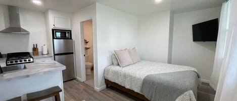 Desk, iron/ironing board, WiFi, bed sheets