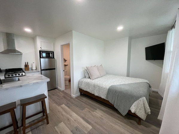 Desk, iron/ironing board, WiFi, bed sheets - Luxe Studio near SPAC & Racetrack (Round Lake)