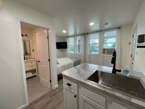 Een bureau, een strijkplank/strijkijzer, wifi, beddengoed