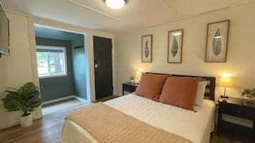 Skrivebord, wi-fi og sengetøy