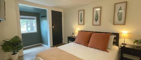 Skrivebord, wi-fi og sengetøy