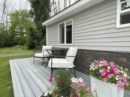 屋外ダイニングエリア. A lovely lakeside Cottage near Saratoga ★ 1BR ★