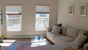 Living area - 4 Bedrooms ~ Clean & Comfortable! (Plattsburgh)