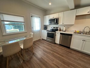 Réfrigérateur, lave-vaisselle, cafetière/bouilloire