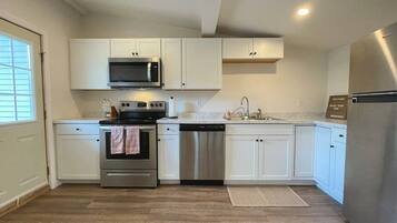 Réfrigérateur, lave-vaisselle, cafetière-théière