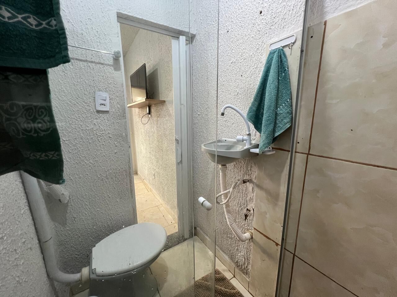 Serviettes fournies, papier toilette