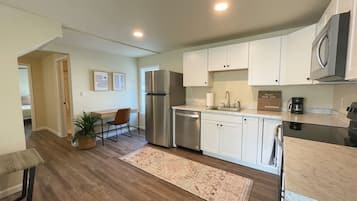 Frigorífico, cafetera o tetera y utensilios de cocina