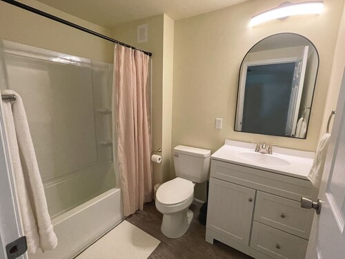 2BR Luxe Suite • Near hospital, lake, and downtown