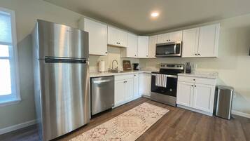 Réfrigérateur, cafetière-théière, vaisselle et ustensiles