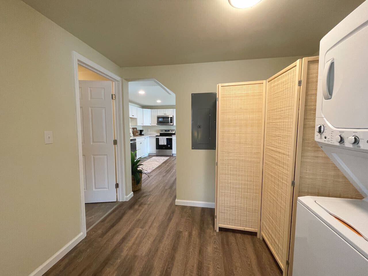 Kühlschrank, Wasserkocher mit Kaffee-/Teezubehör