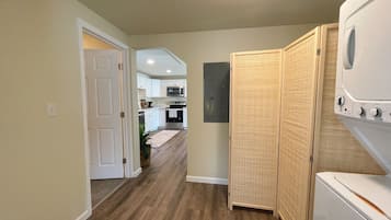 KĂŒhlschrank, Wasserkocher mit Kaffee-/Teezubehör