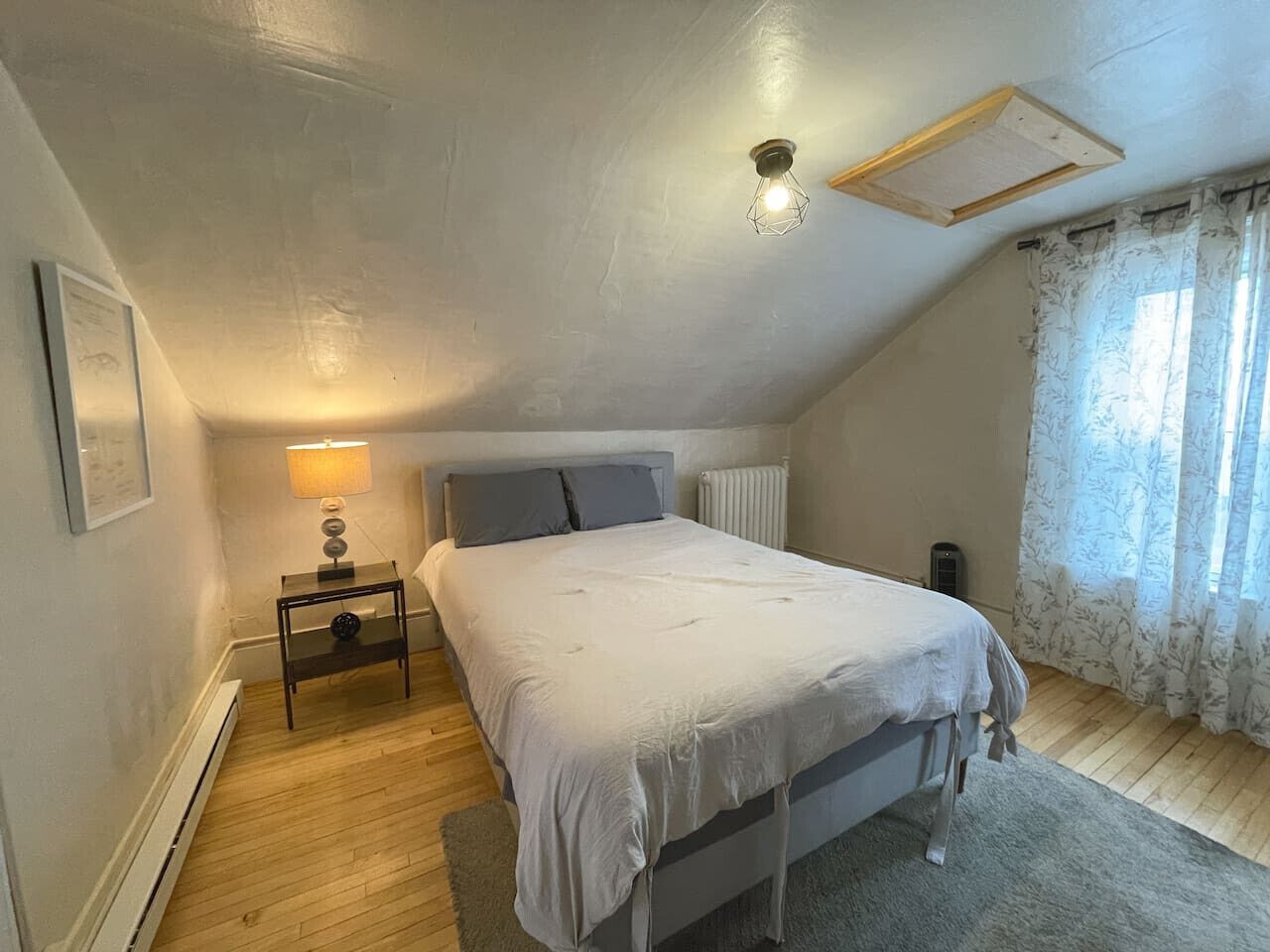 Desk, WiFi, bed sheets