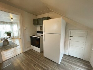 Fridge, microwave, oven, stovetop - Cozy Rustic Loft • Central Location in Plattsburgh (Plattsburgh)