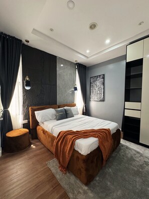 Iron/ironing board, free WiFi, bed sheets - Cozy 2 Bedroom Apartment with AC in lively Lekki (Lekki)