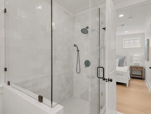 Shower, hair dryer, towels, shampoo - Elegant 5BR 30A Home w Pool access (Santa Rosa Beach)
