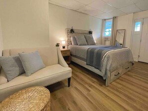 Desk, iron/ironing board, WiFi, bed sheets - Lakeview Suite near SPAC & Saratoga Racetrack (Round Lake)