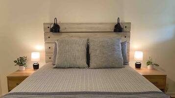 Desk, iron/ironing board, WiFi, bed sheets