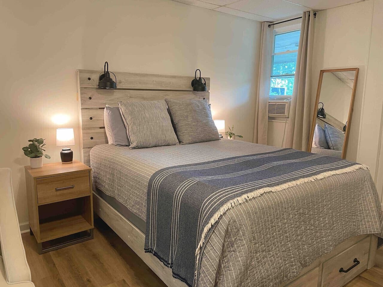 Desk, iron/ironing board, WiFi, bed sheets