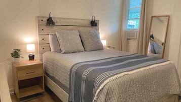 Desk, iron/ironing board, WiFi, bed sheets