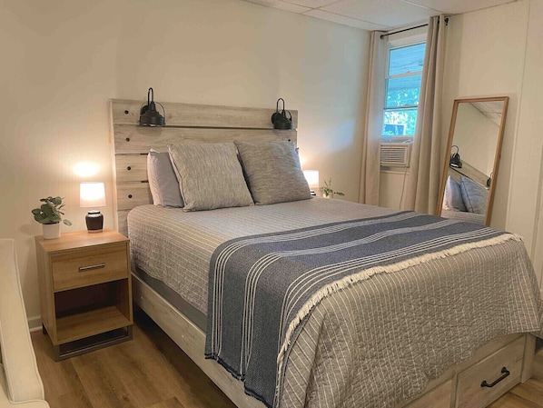 Desk, iron/ironing board, WiFi, bed sheets - Lakeview Suite near SPAC & Saratoga Racetrack (Round Lake)