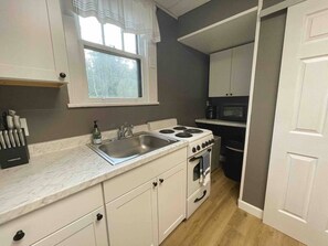 Réfrigérateur, four à micro-ondes, un four, surface de cuisson