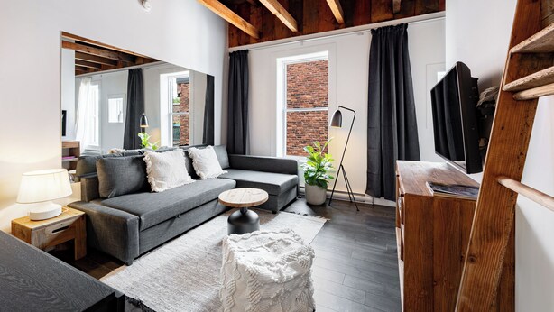 Suite estudio, 1 cama de matrimonio con sofá cama, cocina | Zona de estar | Una Smart TV