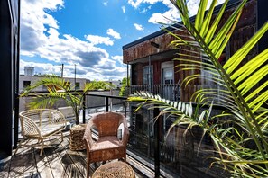 Huone, 1 suuri parisänky, oma kylpyhuone, piha-alue | Parveke