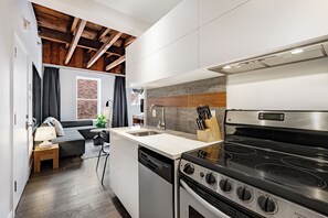 Studio Suite, 1 Queen Bed with Sofa bed, Kitchen | Private kitchen