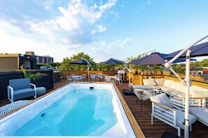 Outdoor spa tub - Le Plateau Lofts  Hotel (Montréal)