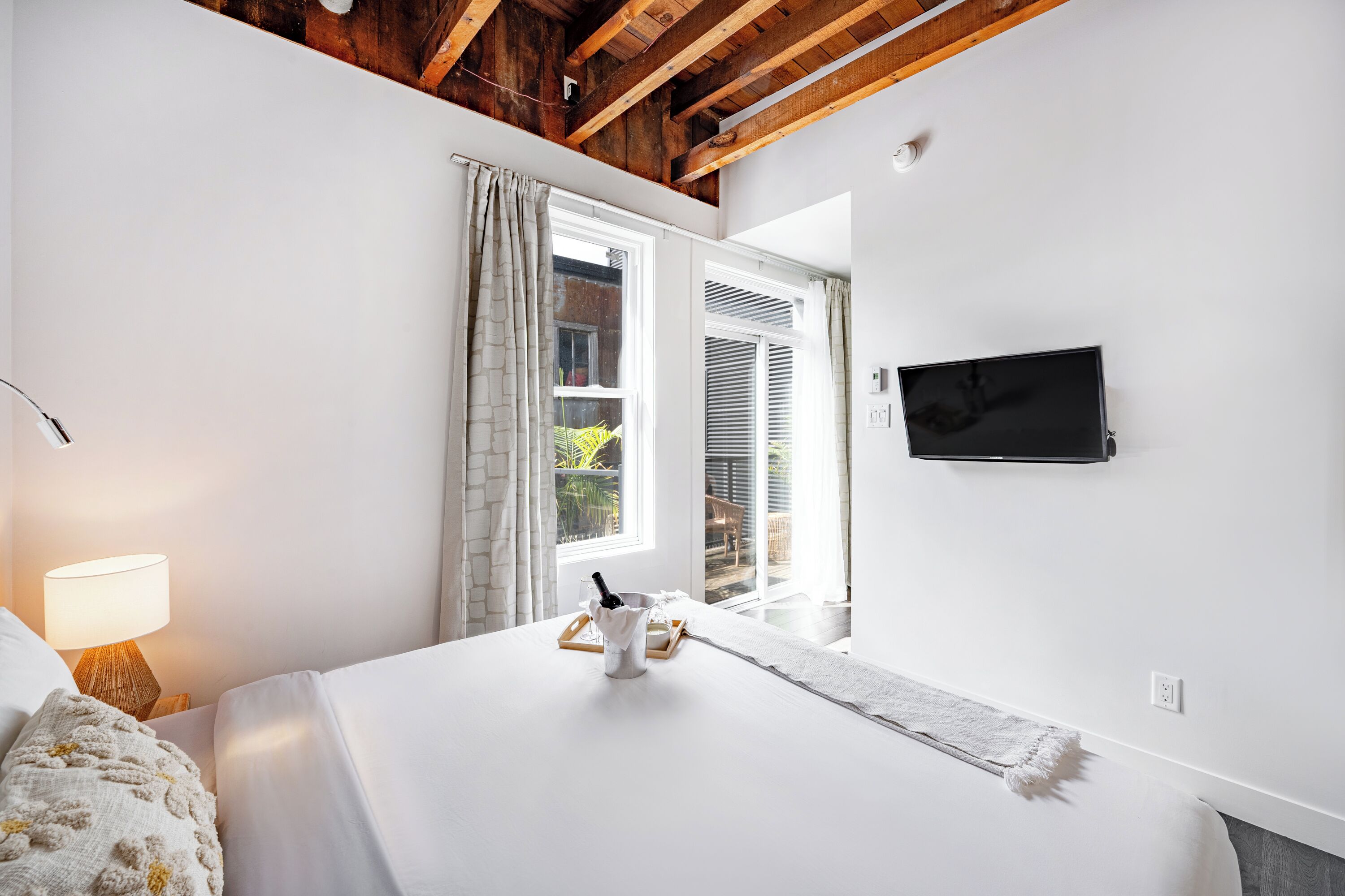 客房, 1 张特大床, 私人浴室, 庭院 | 遮光窗帘、熨斗/熨衣板、免费 WiFi、床单