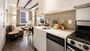 Apartamento familiar, varias camas, cocina, planta baja | Cocina privada | Cafetera o tetera, nevera en la zona común y microondas en la zona común