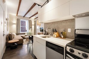 Familien-Studiosuite, Mehrere Betten, Küche, Erdgeschoss | Eigene Küche | Kühlschrank, Mikrowelle, Ofen, Herdplatte