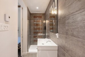 Family Apartment, Multiple Beds, Kitchen, Ground Floor | Bathroom | Shower, free toiletries, hair dryer, towels - Le Plateau Lofts  Hotel (Montréal)