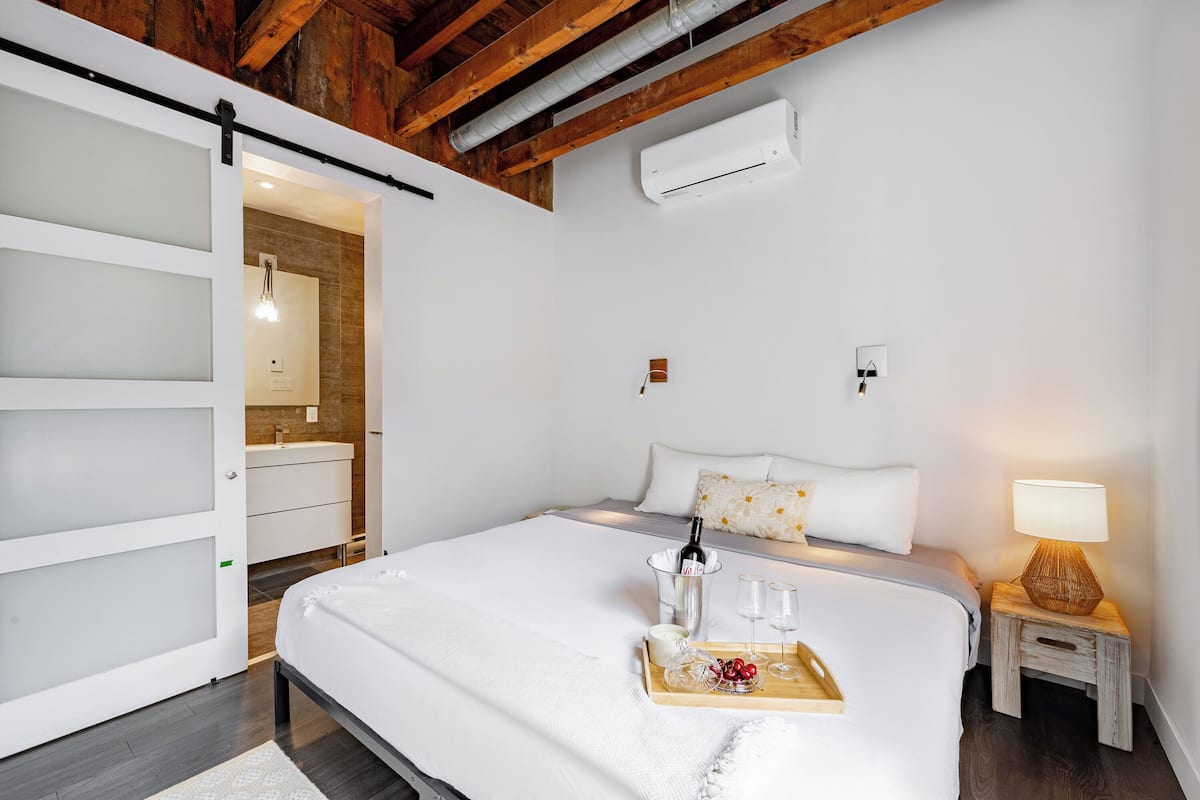 Zimmer, 1 King-Bett, eigenes Bad, zum Innenhof hin | Verdunkelungsvorhänge, Bügeleisen/Bügelbrett, kostenloses WLAN